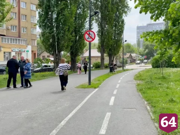 Глава Саратова потребовал избавить набережную от хаотичных стоянок самокатов